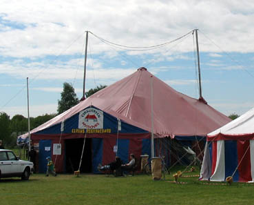 Regnbueborn cirkus 2004 .JPG (24349 bytes)